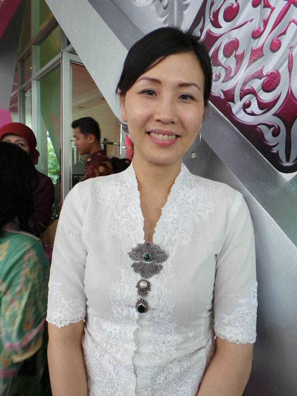 Veronica Basuki menyukai perhiasan Indonesia/ Copyright by Vemale.com