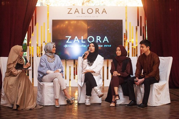 Tiga desainer busana muslim muda Indonesia saat peluncuran koleksi terbarunya | Photo: Copyright Doc vemale.com
