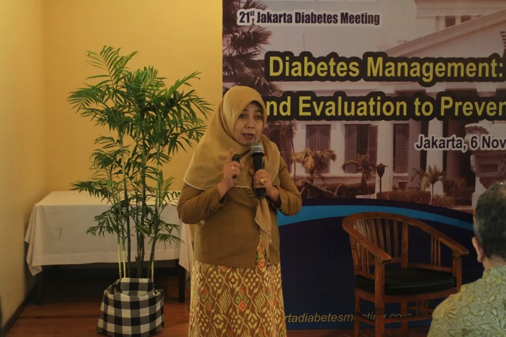 Ibu Ekowati Rahajeng, SKM,M.Kes (Direktur Pengendalian Penyakit Tidak Menular, Kemenkes RI) sedang presentasi