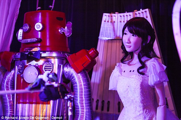Pasangan robot Frois dan Yukirin | Photo: Copyright dailymail.co.uk