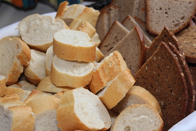 Roti tawar atau roti baguette bisa dibuat jadi garlic bread./Copyright pixabay.com