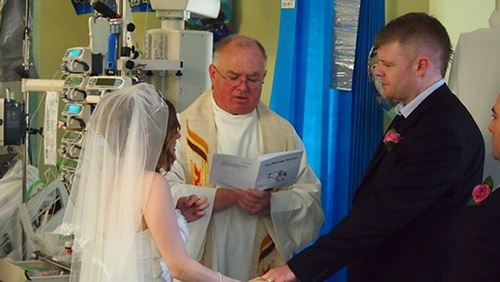 Jemma dan Craig menikah di rumah sakit | Photo: Copyright mirror.co.uk