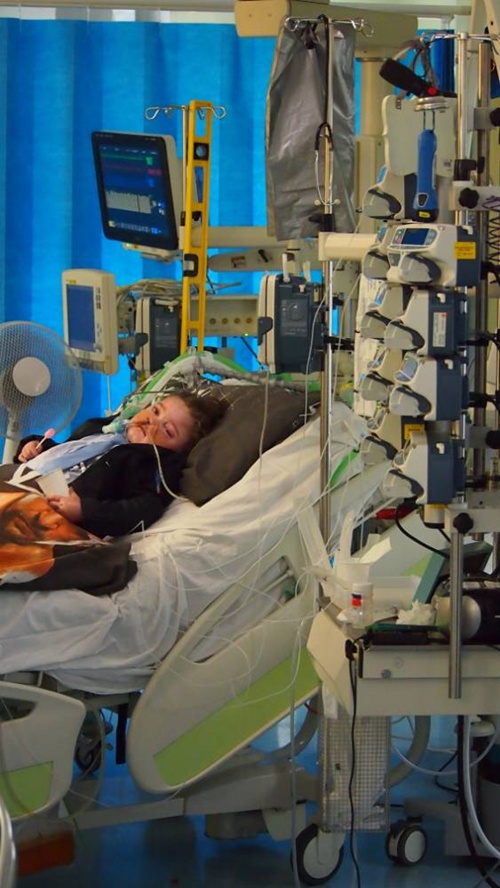 Corey di rawat di rumah sakit karena sakit jantung | Photo: Copyright metro.co.uk