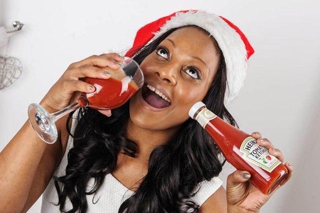 Samantha Archer minum saus tomat saat Natal | foto: copyright mirror.co.uk