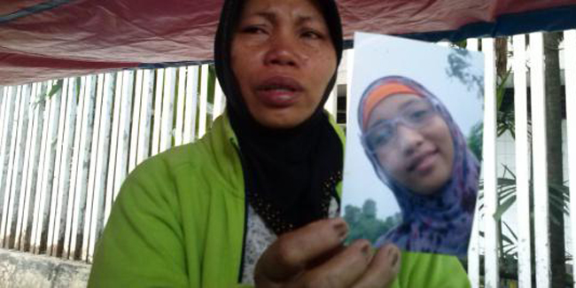 Foto Samsiah diperlihatkan oleh ibundanya