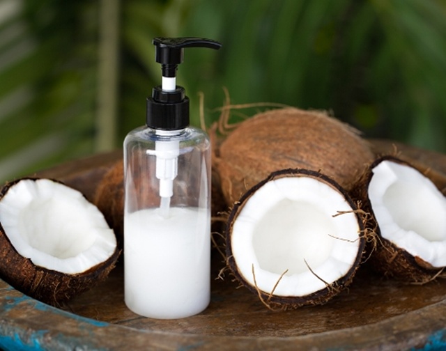 Santan kelapa bermanfaat untuk menjaga kecantikan alami rambut | Photo: Copyright shutterstock.com