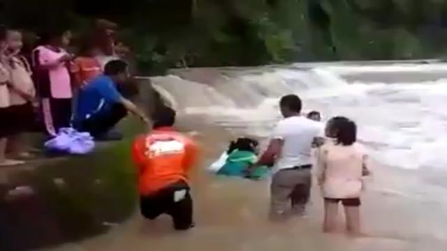 Anak di Kampung Banoa yang akan menyeberang sungai dan dibantu warga setempat/copyright liputan6.com