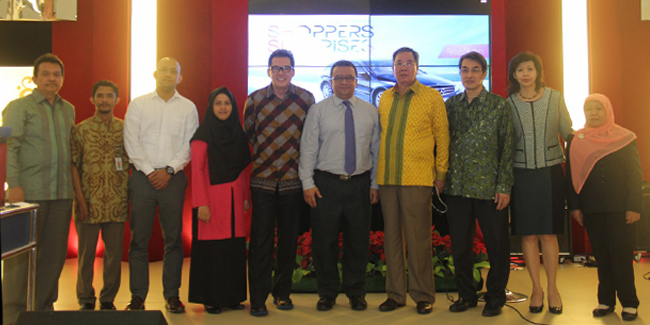 Foto bersama Marketing Director Senayan City (kelima kiri), Vice President Director Senayan City (keempat kanan) dan CEO Senayan City Handaka Santosa (ketiga kanan) bersama Notaris dan Dinas Sosial setelah pengundian