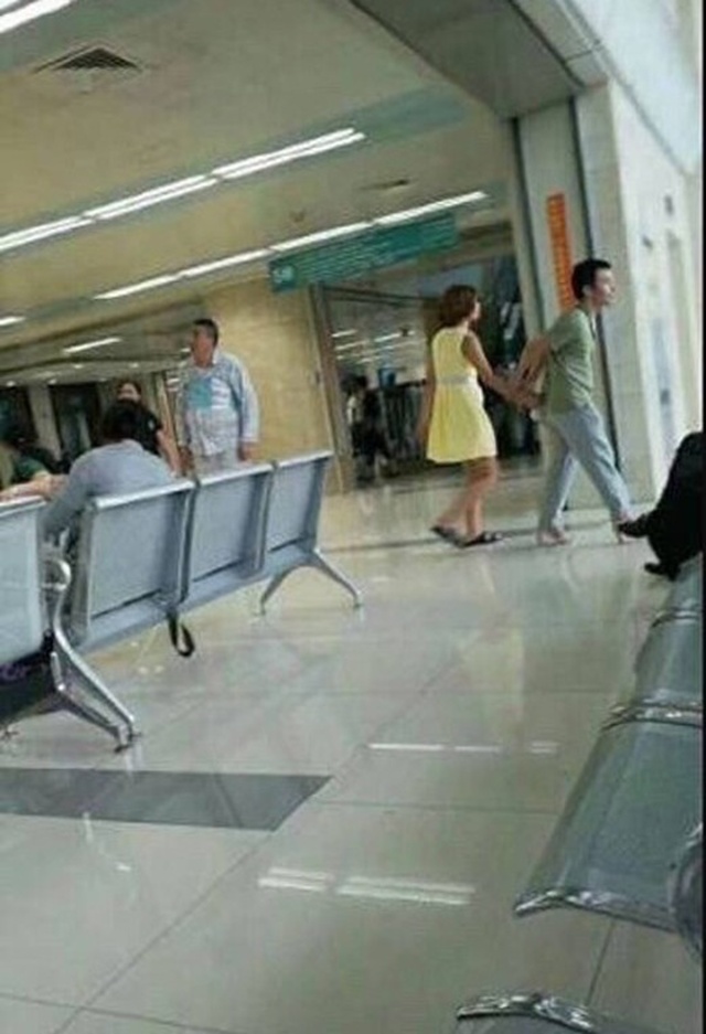 Pria ini meninggalkan rumah sakit dengan tetap memakai sepatu kekasihnya/copyright shanghaiist.com