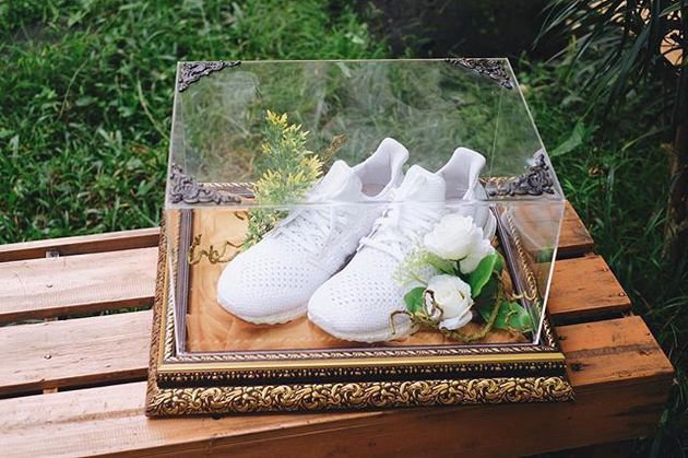 Untuk sepatu, Tasya menyerahkan Nike putih bersih yang pastinya bakal membuat Randi jadi terlihat lebih gagah./Copyright instagram.com/seserahan_id