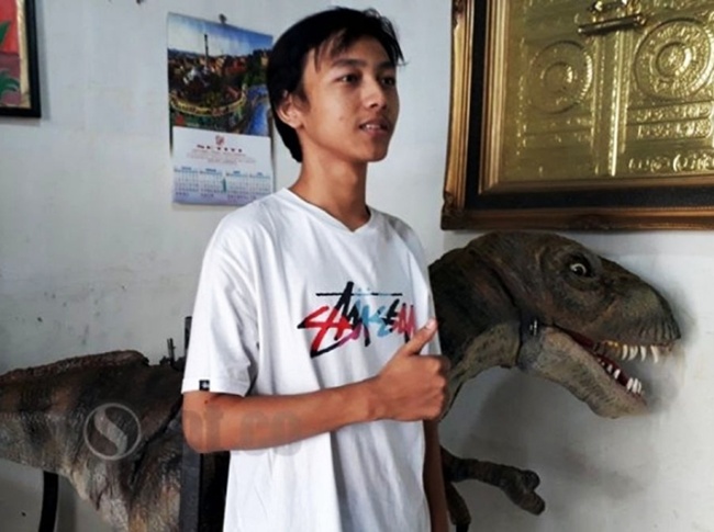 Iqbal adalah pemuda asal Yogyakarta yang berhasil membuat replika T-Rex dari barang bekas/copyright Sorot Jogja