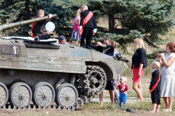 Beberapa anak sangat antusias dengan adanya mobil tank di sekolahnya | Photo: Copyright mirror.co.uk