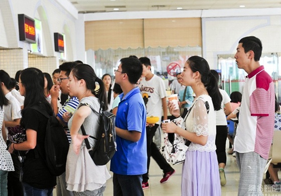 Chao Peng saat antri makan siang di kantin universitas tempatnya belajar | Photo: Copyright shanghaiist.com