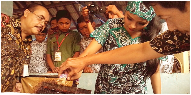 Tantri belajar membuat batik. Foto (c) chandra/Merdeka.com