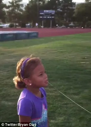 Elizabeth sebelum giginya ditarik oleh sang ayah | Photo: Copyright dailymail.co.uk