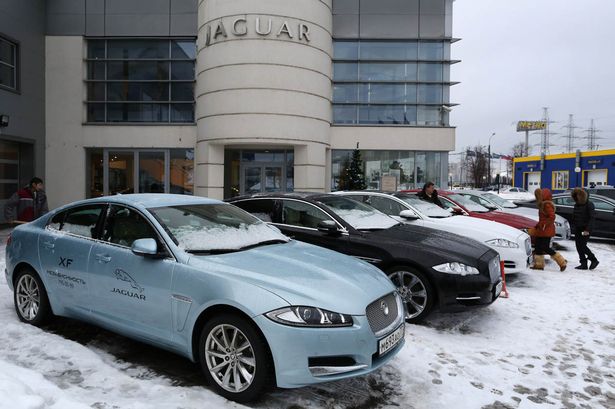 Showroom mobil Jaguar yang didatangi dua bocah | Photo: opyright mirror.co.uk