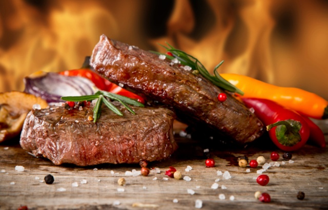 Daging dan olahannya termasuk steak dan sate akan sangat rentan meningkatkan risiko kanker | Photo: Copyright Thinkstockphotos.com 