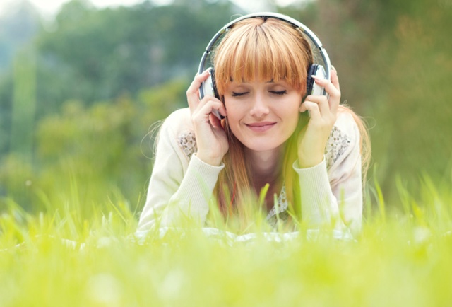 Mendengarkan musik favorit akan membuat kesehatan psikis dan fisik semakin baik | Photo: Copyright Thinkstockphotos.com