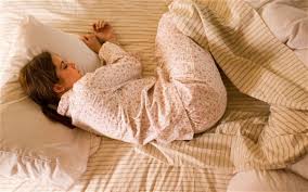 Posisi tidur yang disarankan saat sedang haid. | Foto: copyright newhealthadvisor.com
