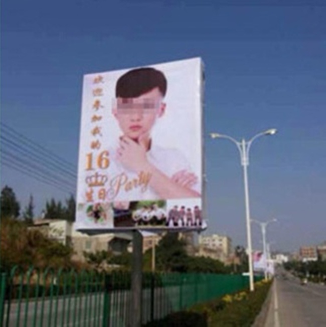Foto remaja 16 tahun yang memasang iklan ulang tahun | Photo: Copyright shanghaiist.com