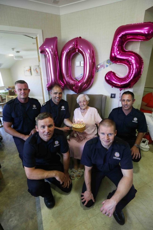 Di ulang tahun yang ke 105, akhirnya ia didatangi oleh petugas pemadam kebakaran | Photo: Copyright metro.co.uk