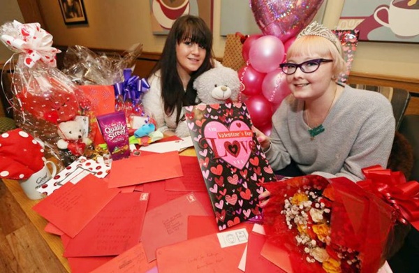 Kathryn bersama Jodie teman yang baik kepadanya dan membantunya mendapatkan hadiah serta ucapan di hari valentine tahun ini | Photo: Copyright metro.co.uk