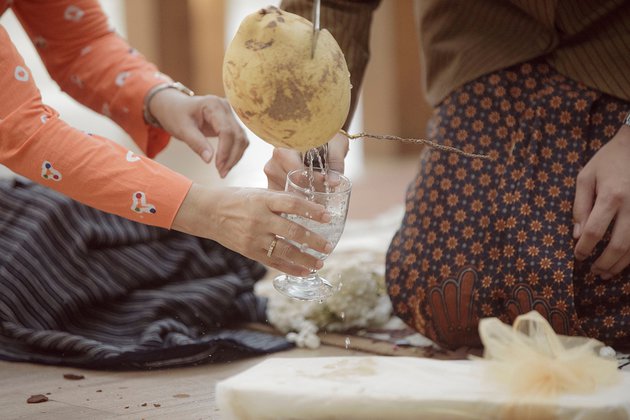 Selain sungkem hingga siraman, ada pula prosesi pecah buah kelapa dengan parang. Menurut budaya adat Jawa, hal ini dilakukan agar pasangan suami dan istri bisa tahu jenis kelamin dari sang calon buah hati./Copyright instagram.com/aldiphoto