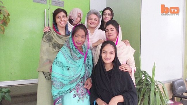 Para wanita yang telah dibantu oleh Dr. Asim, sehingga bisa melanjutkan kembali hidupnya | foto: copyright dailymail.co.uk