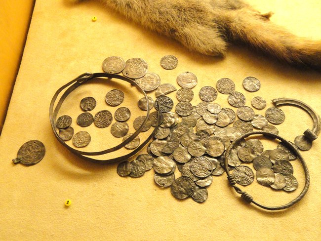 Koin Viking, 6 buah diantaranya adalah koin Islam | foto: copyright wikimedia.org 