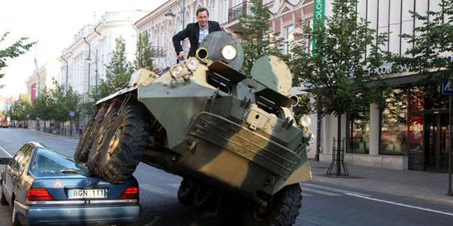 Arturas melindas mobil dengan tank | (c) merdeka.com