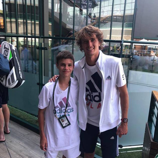 Romeo Beckham pun hadir di Wimbledon 2018. Putra Beckham dan Victoria ini memang penggila tennis. Ia berkesempatan untuk bertemu pemain favoritnya, Alexander Zverev dari Jerman./Copyright instagram.com/romeobeckham