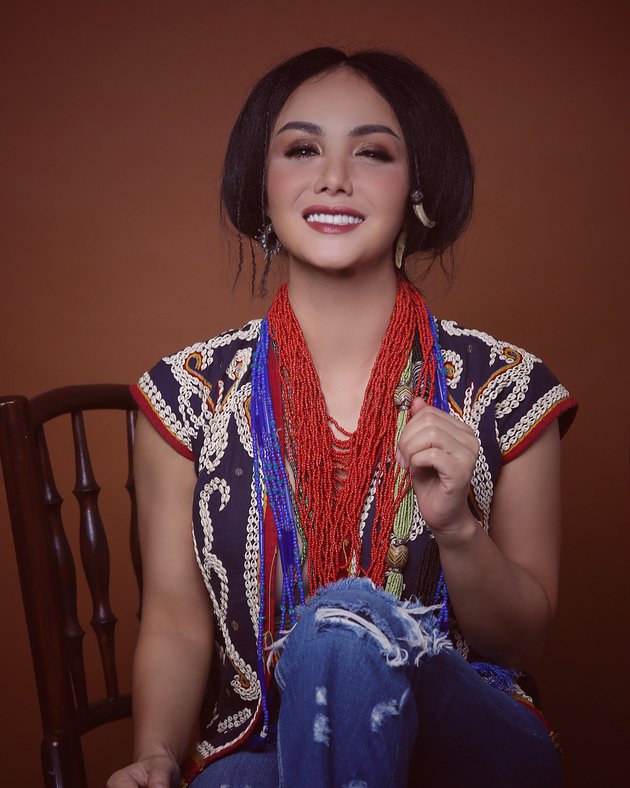 Yuni juga melakukan pemotretan dengan tema Dayak, Kapuas Hulu Kalimantan Barat. Ia tampak amat cantik dengan kalung manik-manik dari Kalimantan./Copyright instagram.com/rahulgobeltukangphoto