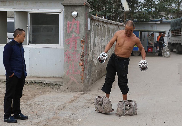 Pria Sichuan dengan sepatu beton | Photo: Copyright shanghaiist.com 