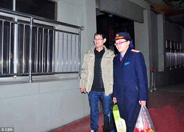Zhang bersama petugas stasiun | Photo: Copyright dailymail.co.uk
